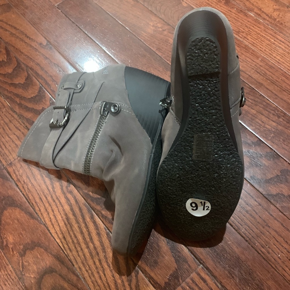 Boots - Picture 3 of 3